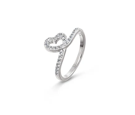 Detailansicht eines 925 Silber Rings mit Herz.
