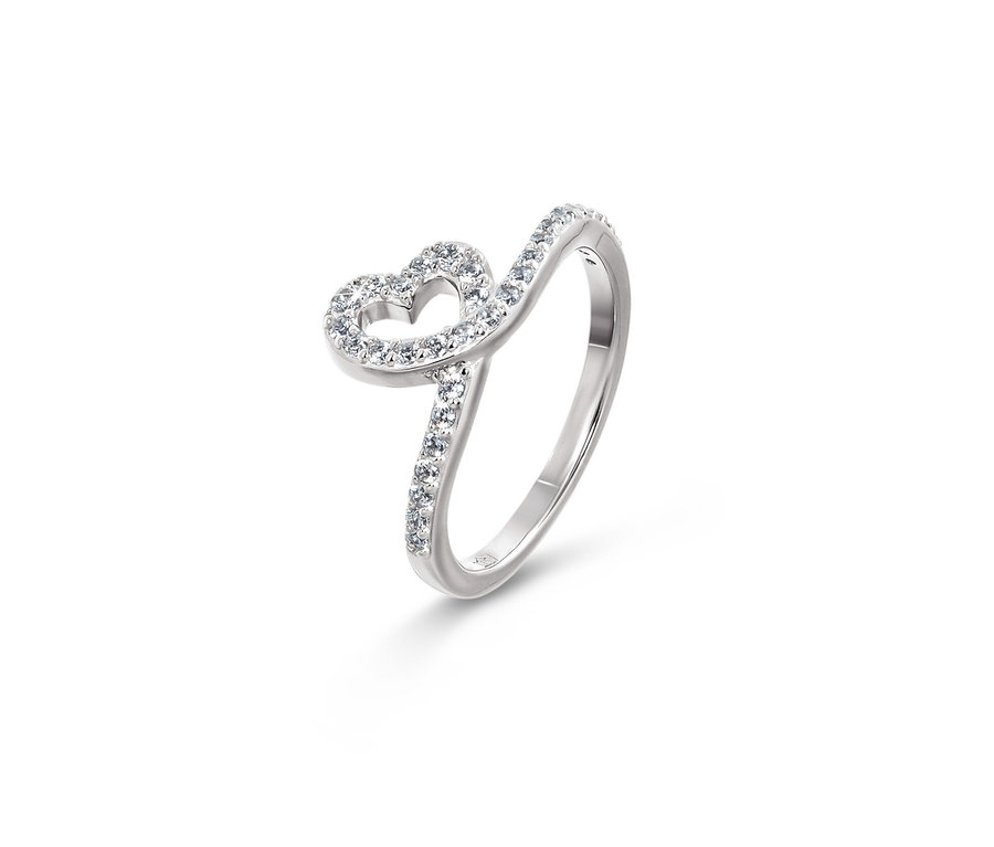 Detailansicht eines 925 Silber Rings mit Herz.