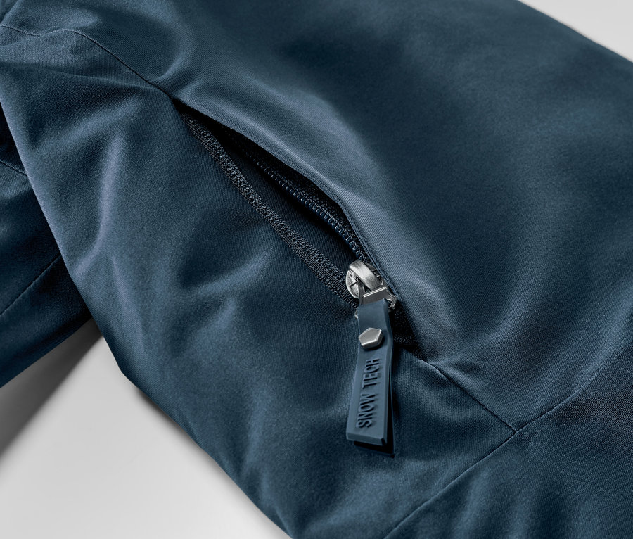 Detailansicht einer marineblauen Skijacke mit Reißverschluss.