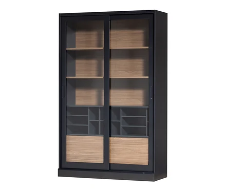 Schwarze Woood Vitrine »James« aus Kiefernholz mit Glasschiebetüren und Holzböden.