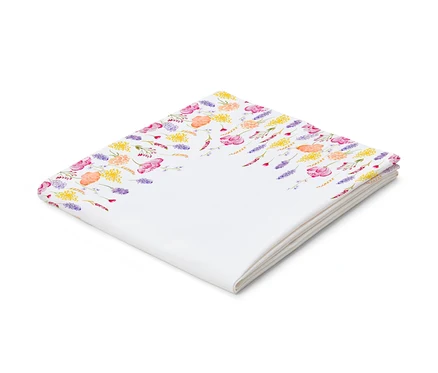 Gefaltete Baumwoll-Tischdecke mit Blumenmuster.