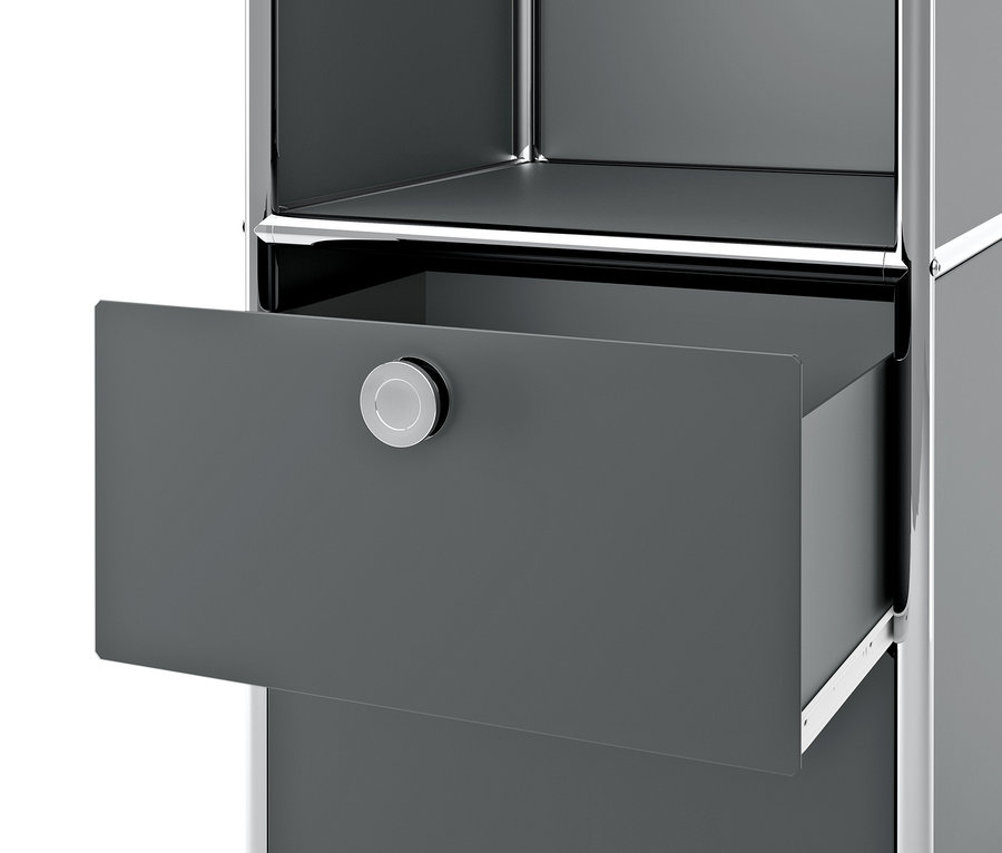 Detailansicht eines grauen Metallregals »CN3« mit 2 Klappenfächern und 2 Schubladen, wobei eine Schublade geöffnet ist.