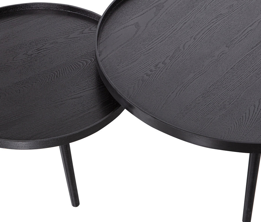 Zwei schwarze Woood Beistelltische »Mesa XL« aus Holz vor weißem Hintergrund.