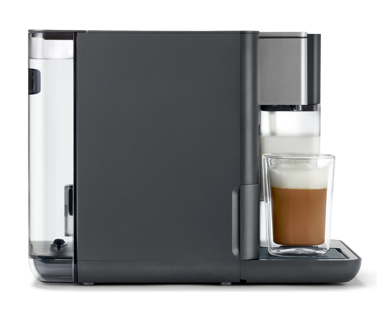 Ein grauer Qbo MILK MASTER mit Kaffee in einer Tasse.