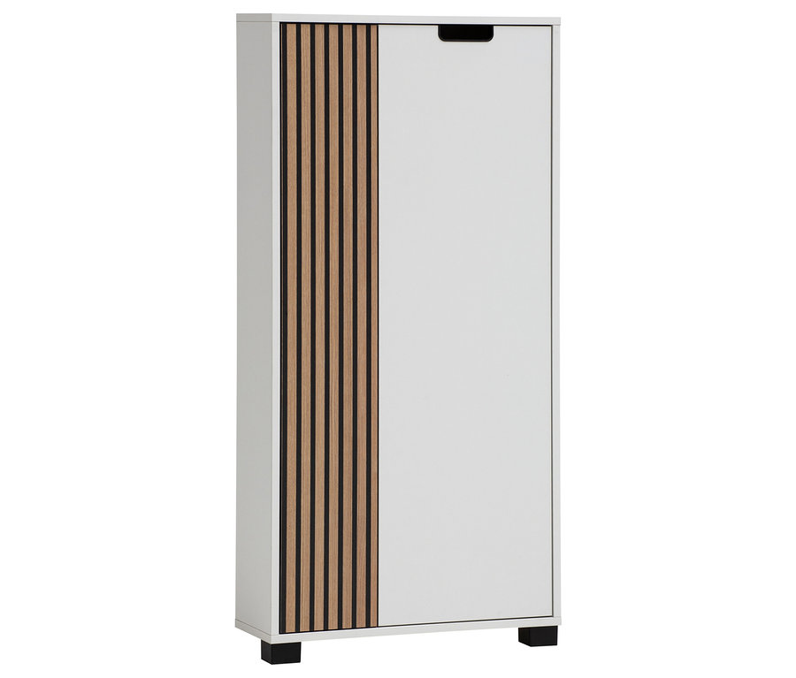 Weißer Schrank mit Holzlamellen auf der linken Seite der Tür.