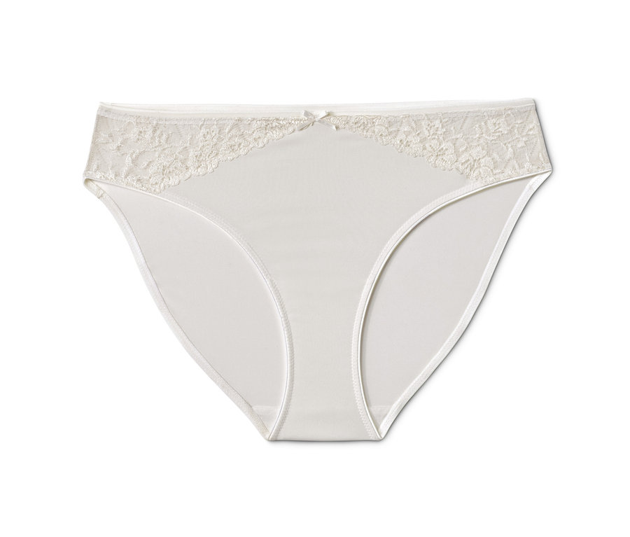 Ein cremeweißer Slip mit Spitze am Bund.