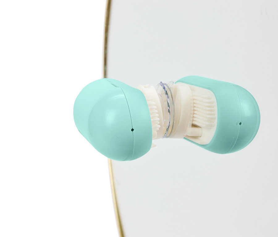 Detailaufnahme einer geöffneten, hellblauen Reinigungsbürste mit weißen Borsten.