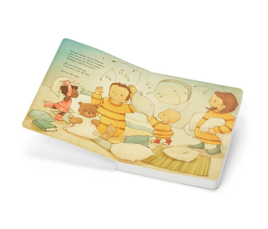 Illustration aus dem Buch »Die Baby-Hummel Bommel« zeigt Kinder, die eine Kissenschlacht machen.