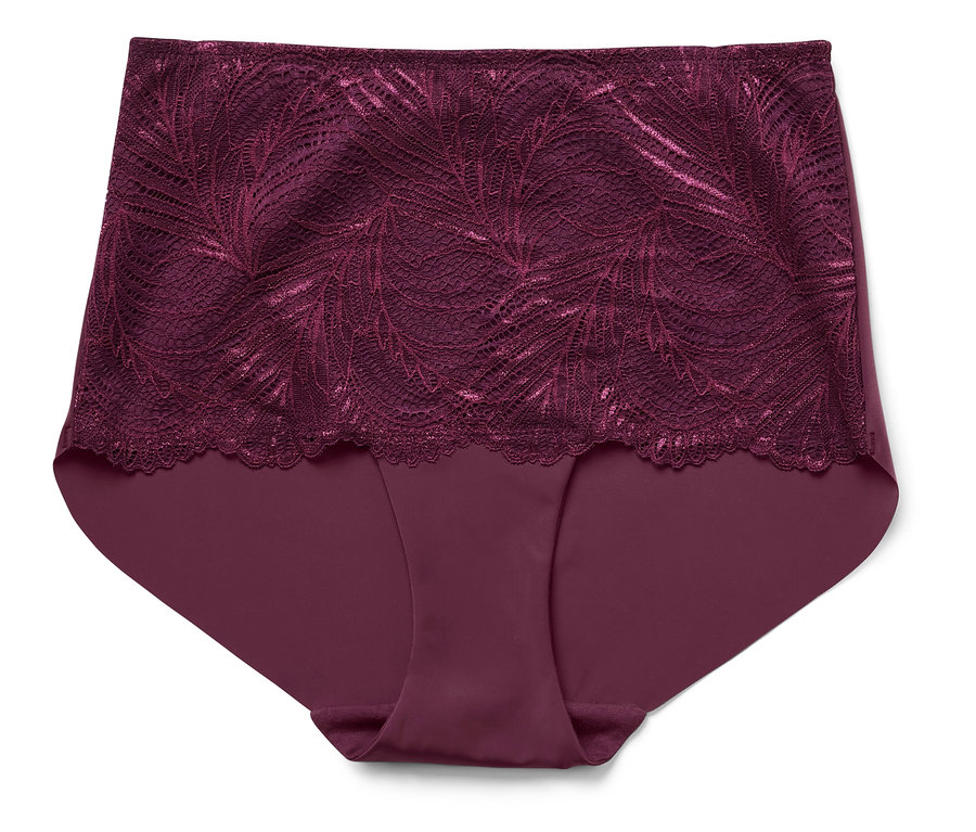 Eine bordeauxrote Damenunterhose mit Spitze liegt auf einem weißen Hintergrund.