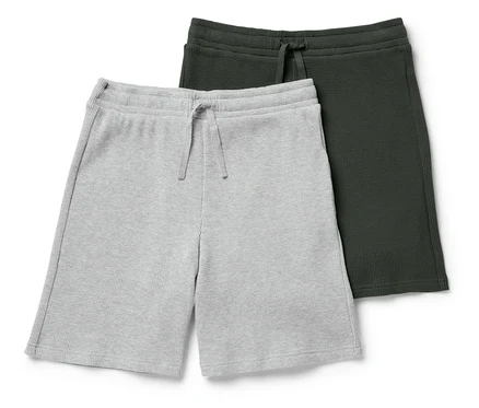 Zwei Waffelshorts, eine grau und eine dunkelgrün, liegen übereinander.