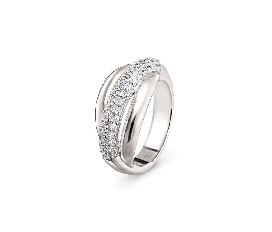 Nahaufnahme eines Rings aus 925er Silber mit Zirkonia in Pavé-Fassung.