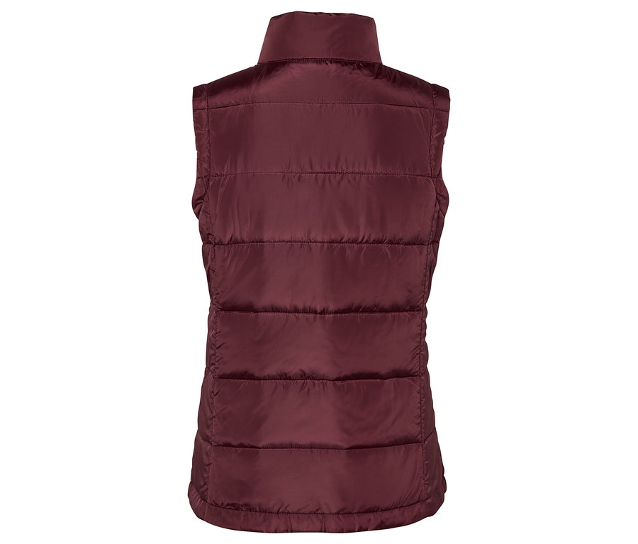 Weinrote Steppweste mit Stehkragen.