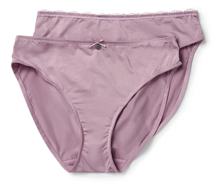 Zwei violette Damenslips mit Spitze liegen übereinander.