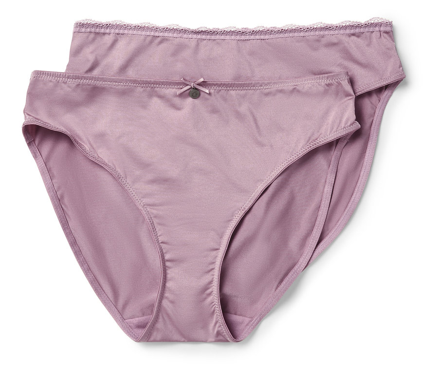 Zwei violette Damenslips mit Spitze liegen übereinander.