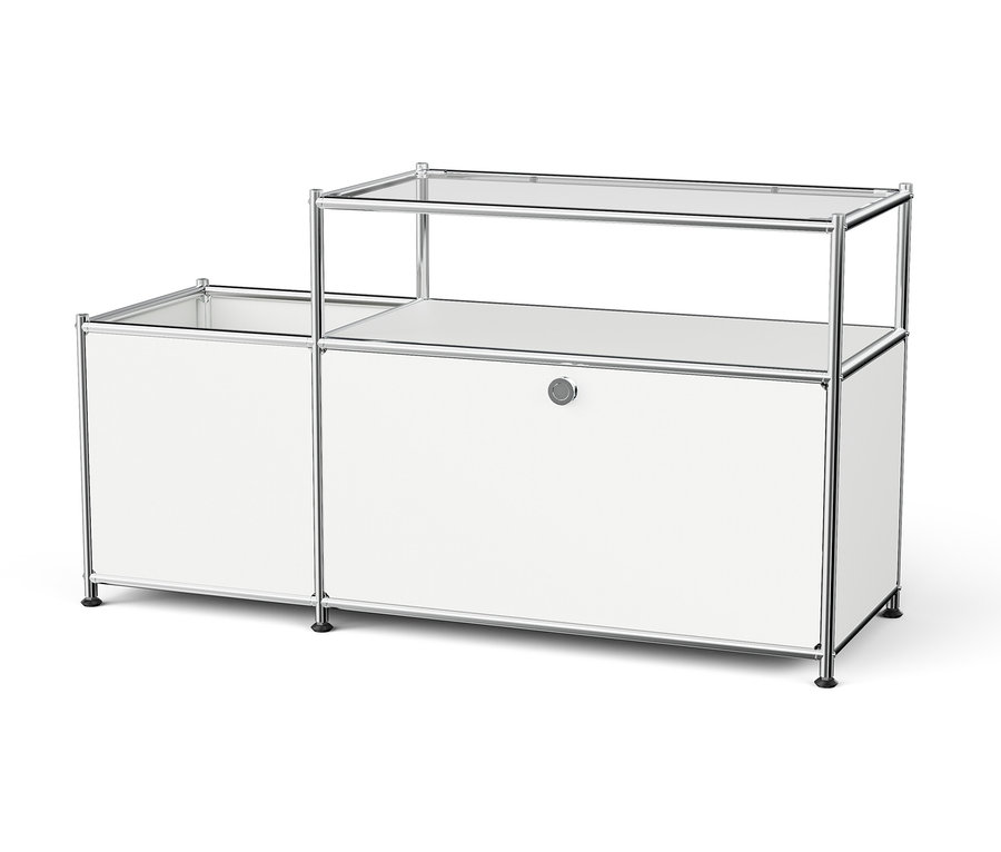 Weißes modulares Aufbewahrungssystem mit Chromrahmen.