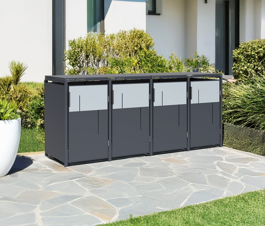 Vier graue Mülltonnenboxen stehen auf einem Steinboden vor einem Haus.