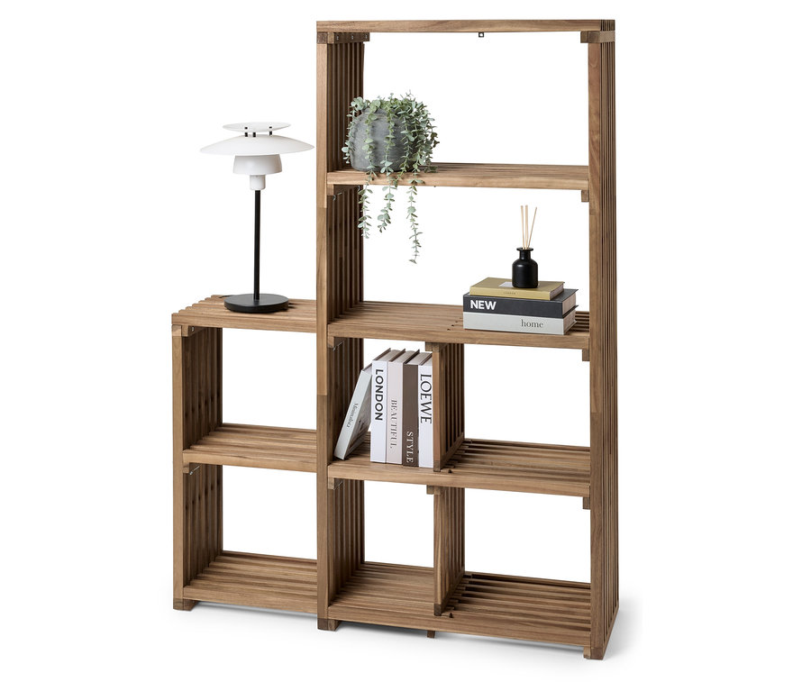 Ein Holzregal mit einer Lampe, einer Topfpflanze und Büchern.