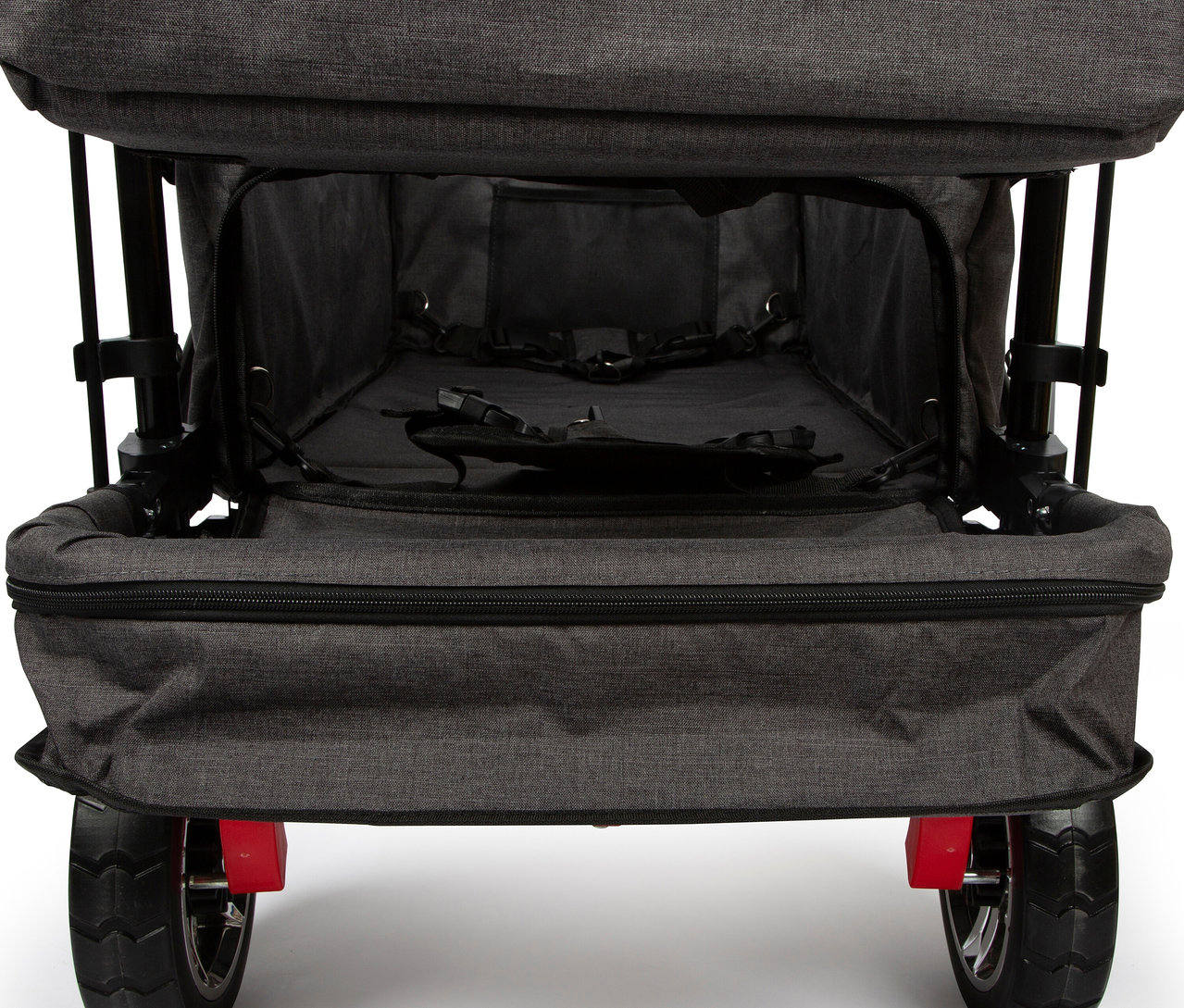 Detailansicht eines grauen Bollerwagens mit Dach und Regencover von Small Foot, mit roten Akzenten und schwarzen Rädern.