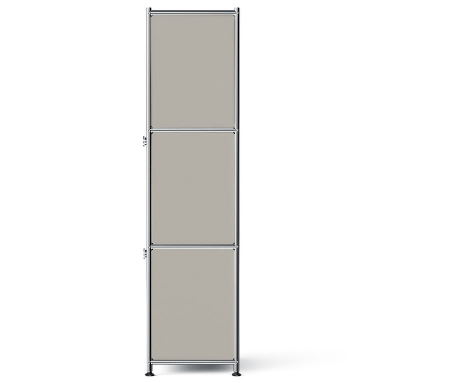 Dreistöckiger beiger Schrank mit Chromrahmen.