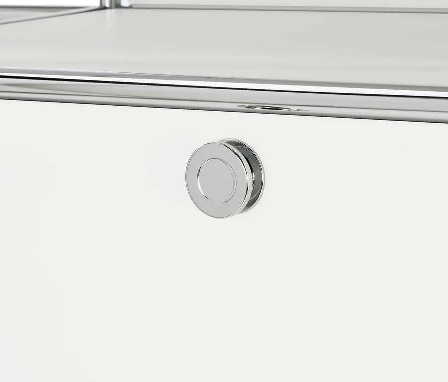 Detail einer weißen Metallgarderobe »CN3« mit 2 Klappfächern und 2 Schubladen.