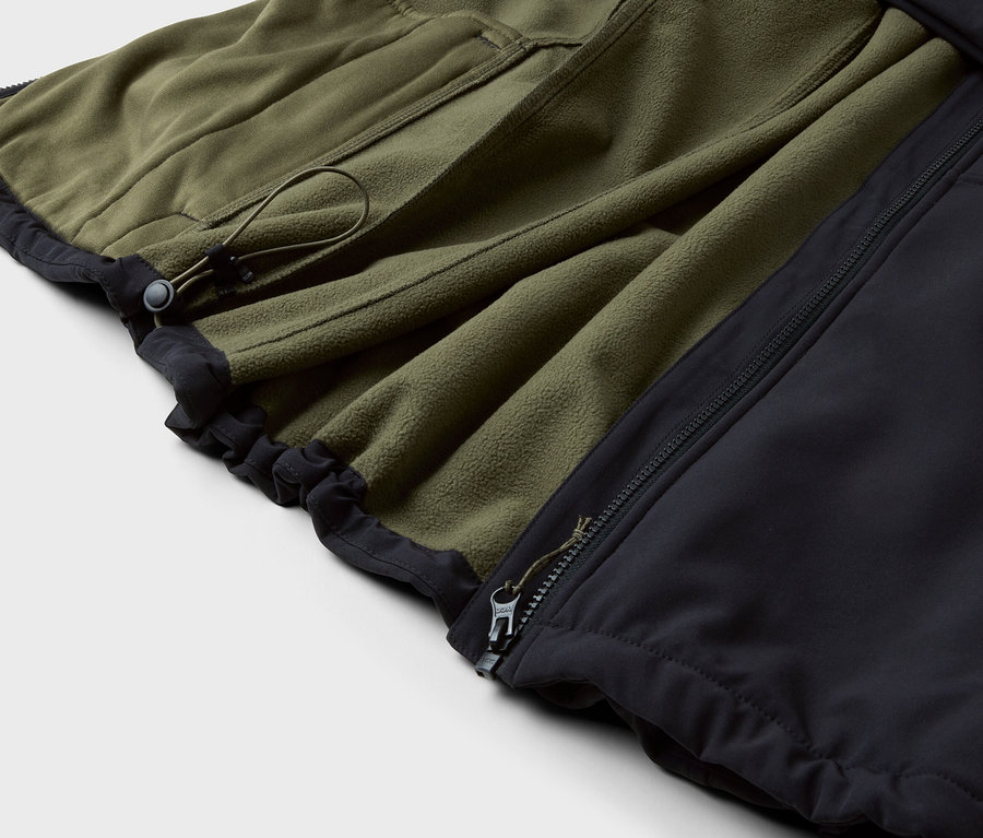 Detailaufnahme einer olivgrünen Fleecejacke mit schwarzem Rand und Reißverschluss.