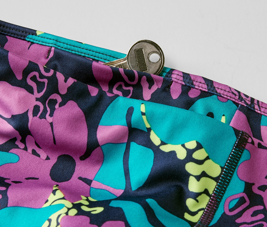 Detail einer 3/4 Sporttight mit Alloverprint und einem Schlüssel in der Tasche.
