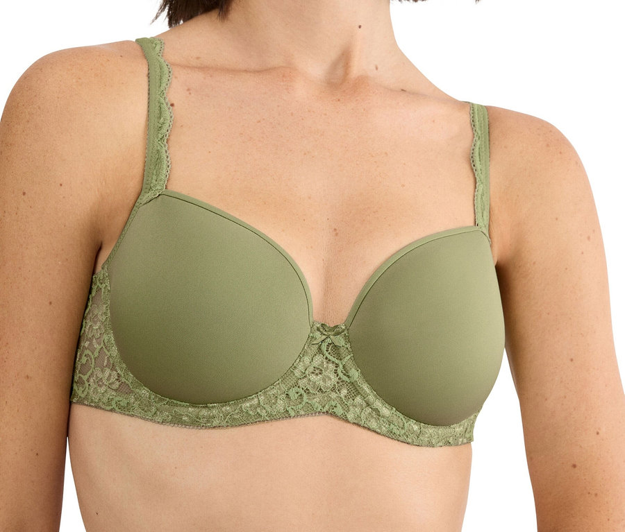 Frau trägt einen olivgrünen BH mit Spitze.