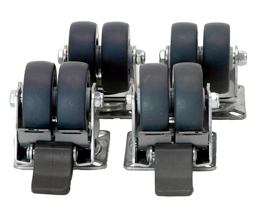 Nahaufnahme von vier Rollen mit Bremsen auf einer weißen Oberfläche.