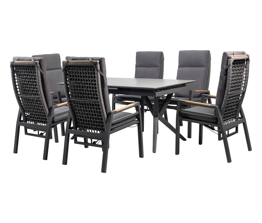 Ein Esstisch mit sechs Stühlen steht auf weißem Grund.