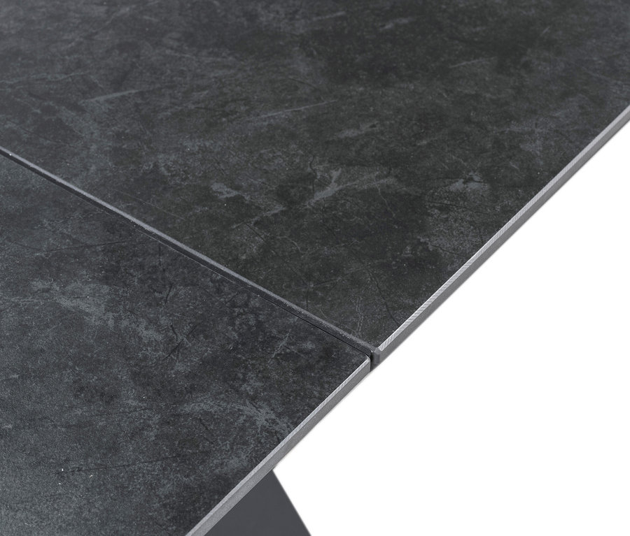 Nahaufnahme einer dunklen Tischplatte mit Marmorstruktur.