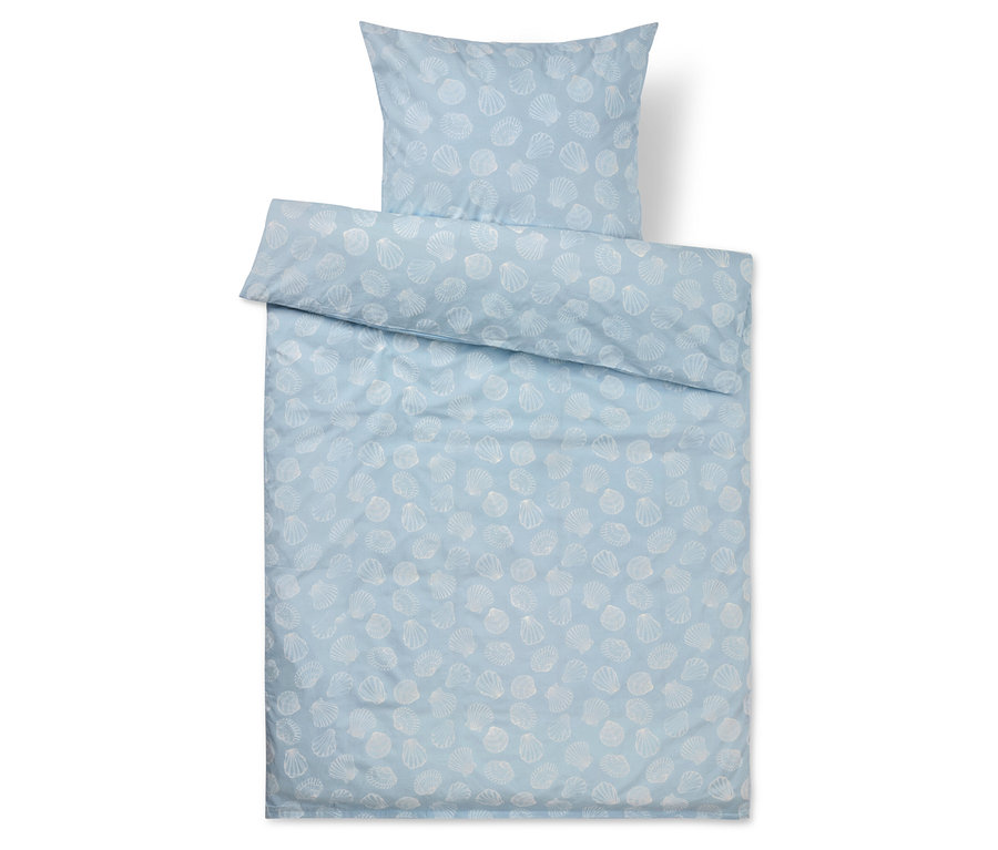Bettwäsche-Set, bestehend aus einem Kissenbezug und einem Bettbezug, hellblau mit weißem Muschelmuster.