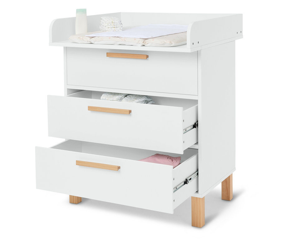 Weißer Wickeltisch mit drei Schubladen, wobei zwei davon teilweise geöffnet sind und Windeln und Babykleidung zeigen.