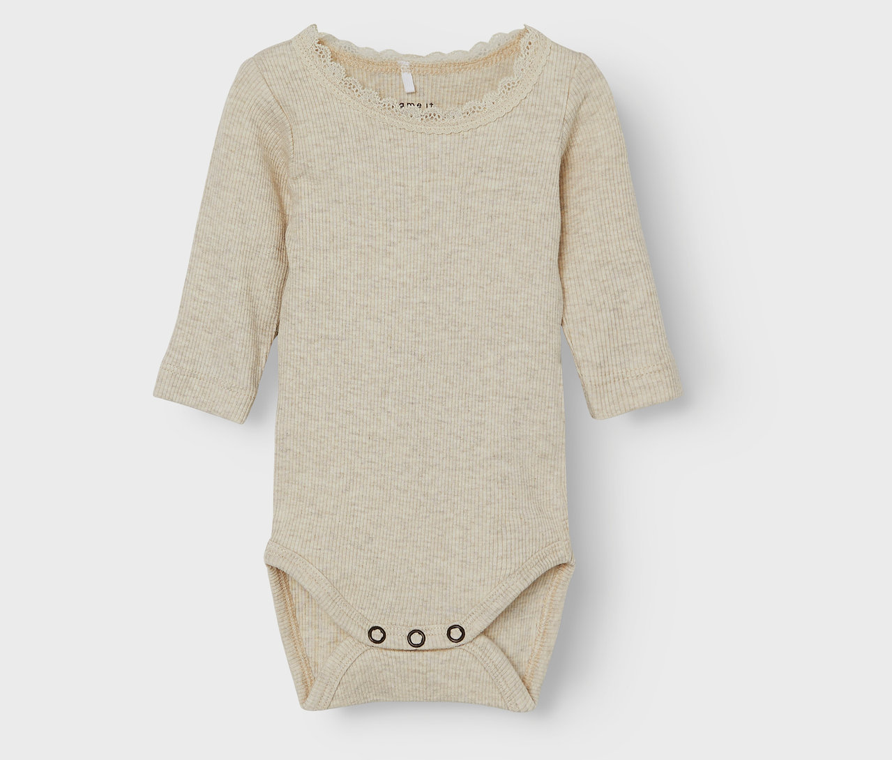 Ein einzelner, helllila gestreifter NAME IT Baby-Body mit langen Ärmeln liegt auf einem grauen Hintergrund.