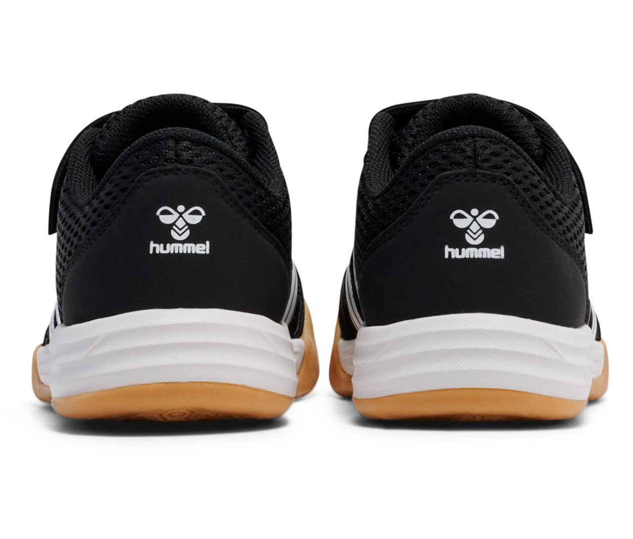 Rückansicht von schwarzen hummel® Multiplay Flex VC JR Schuhen mit weißer Sohle und brauner Gummisohle.