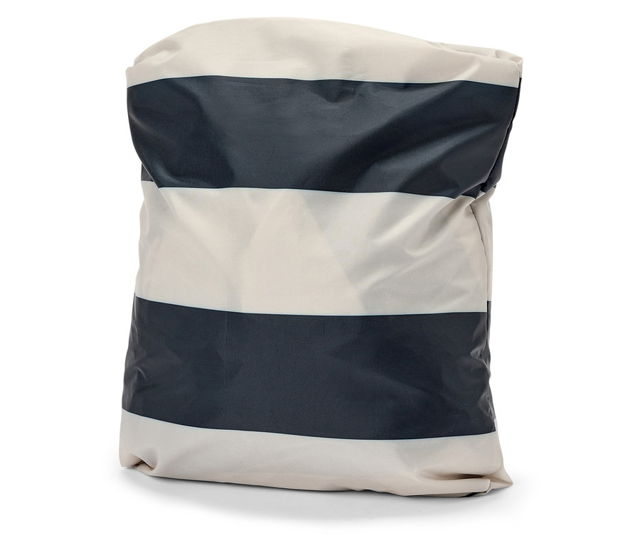 Ein gefüllter, gestreifter Sitzsack in Weiß und Dunkelblau steht auf einem weißen Hintergrund.