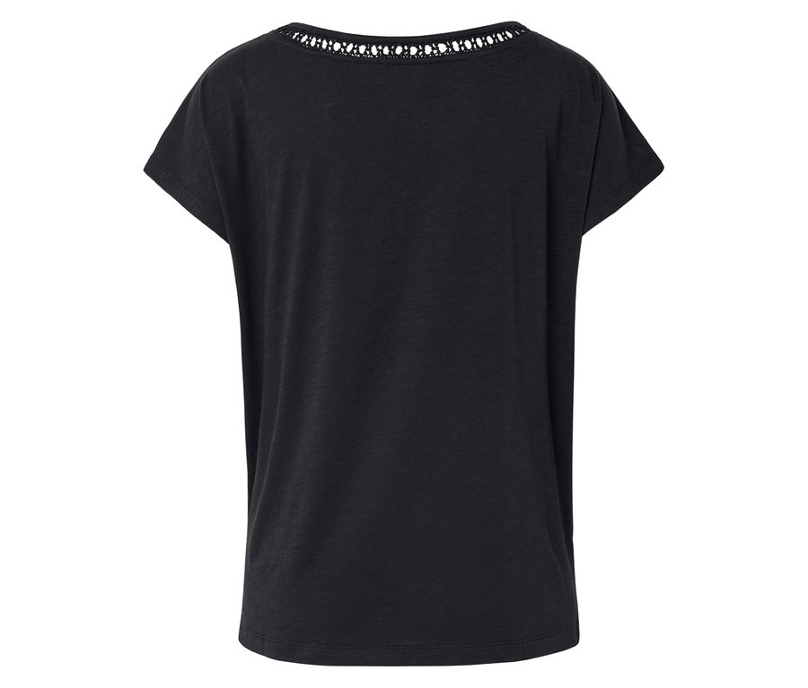 Rückansicht eines schwarzen T-Shirts mit Spitzenbesatz am Ausschnitt.