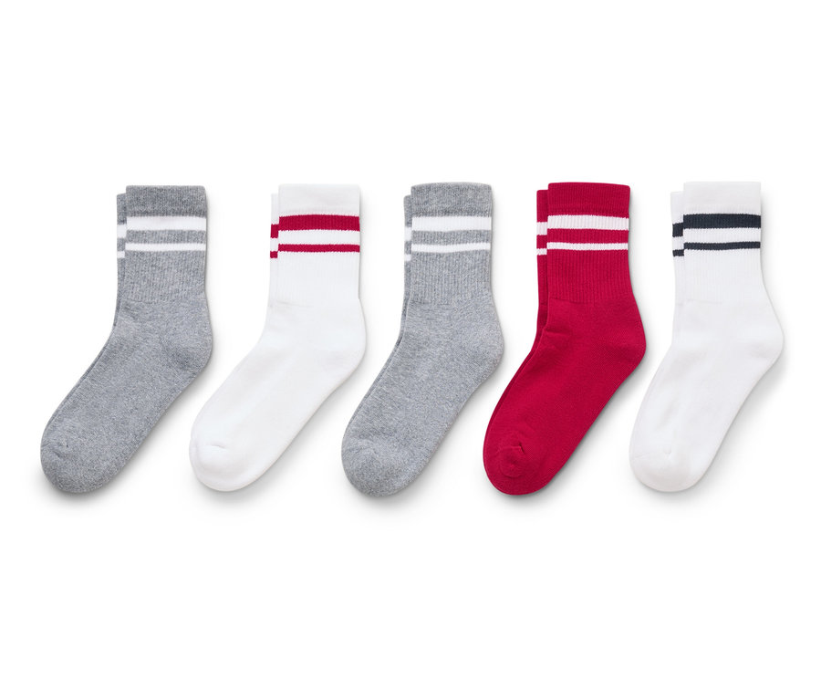Fünf Socken liegen nebeneinander: zwei graue Socken mit weißen Streifen, eine weiße Socke mit roten Streifen, eine rote Socke mit weißen Streifen und eine weiße Socke mit schwarzen Streifen.