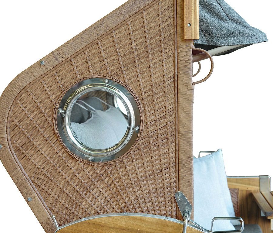Detailansicht eines DeVries Strandkorbs, Akazie, XL, mit geflochtener Textur, rundem Fenster und grauer Markise.