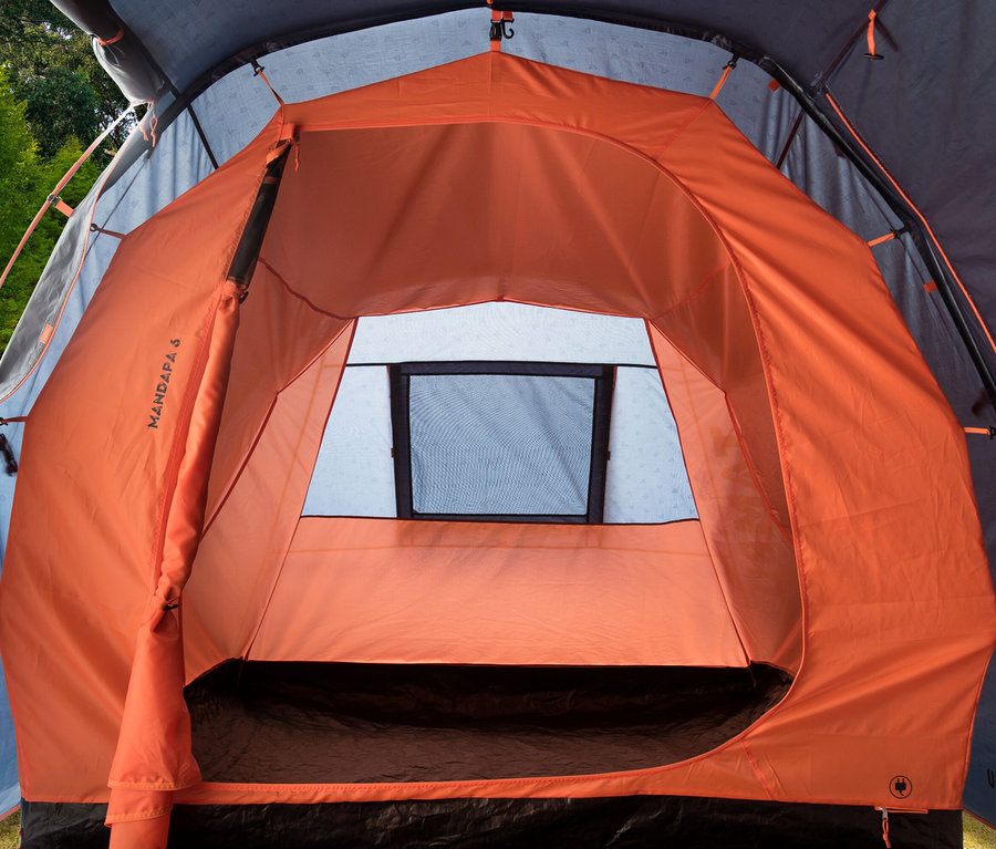 Innenansicht eines orangefarbenen Mandapa 6 Zelts mit Fenster und schwarzem Boden.
