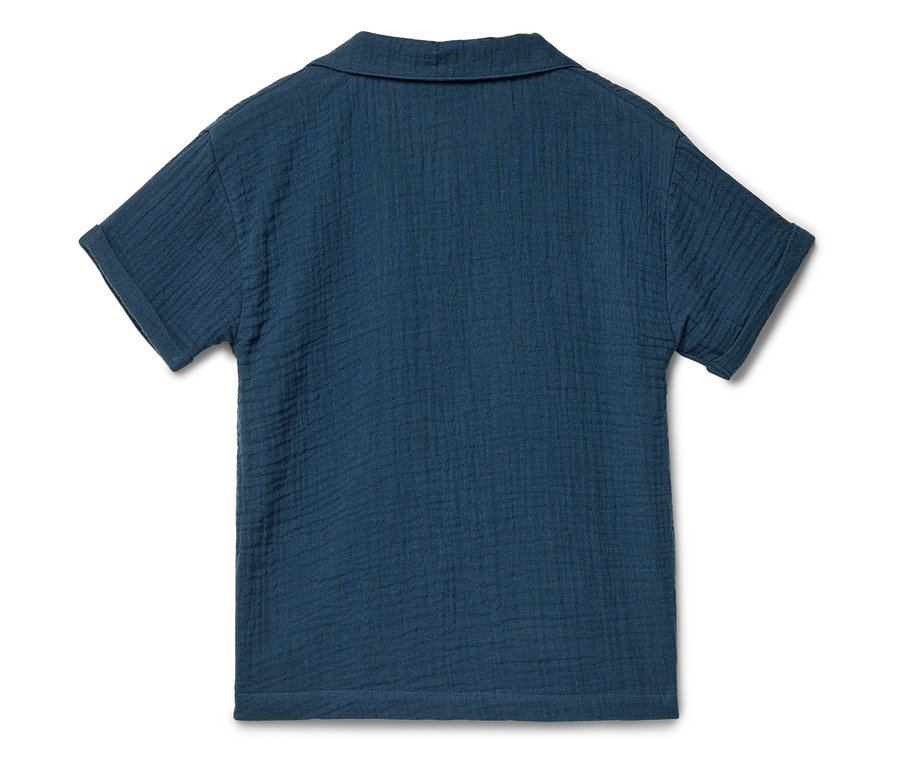 Nahaufnahme eines marineblauen, kurzärmeligen Hemdes mit Kragen.