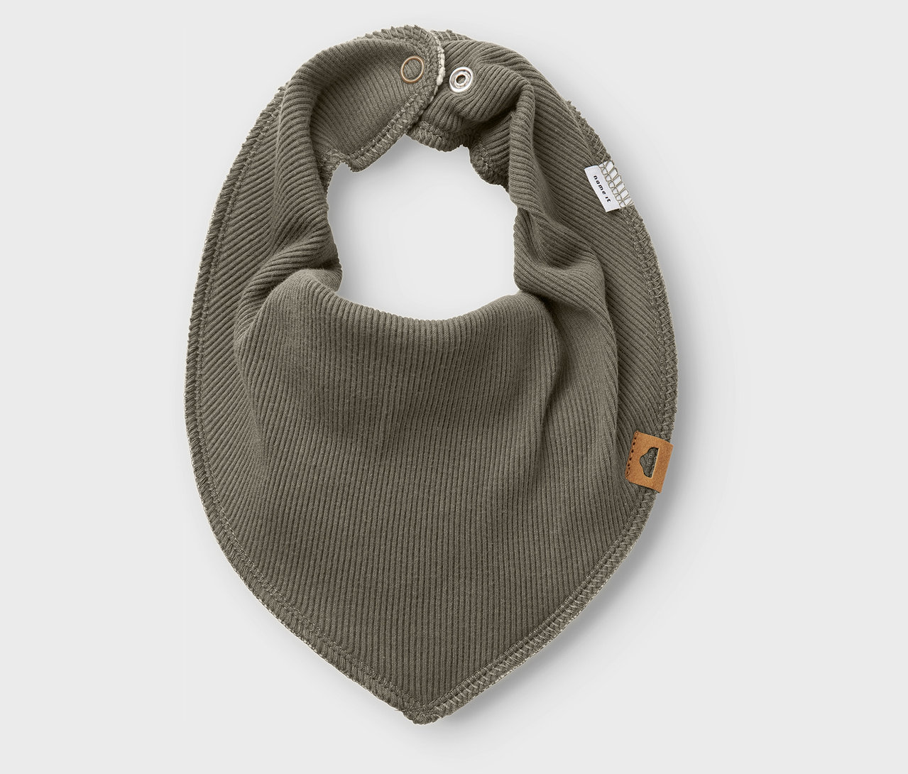 Nahaufnahme eines einzelnen olivgrünen NAME IT Fleece Halstuchs, das auf einem weißen Hintergrund liegt.