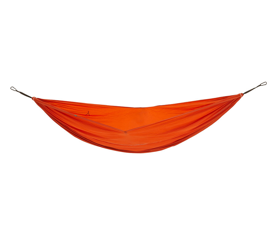 Orangefarbene Grand Canyon »Bass Hammock« Doppel-Hängematte mit schwarzen Seilen an den Enden.