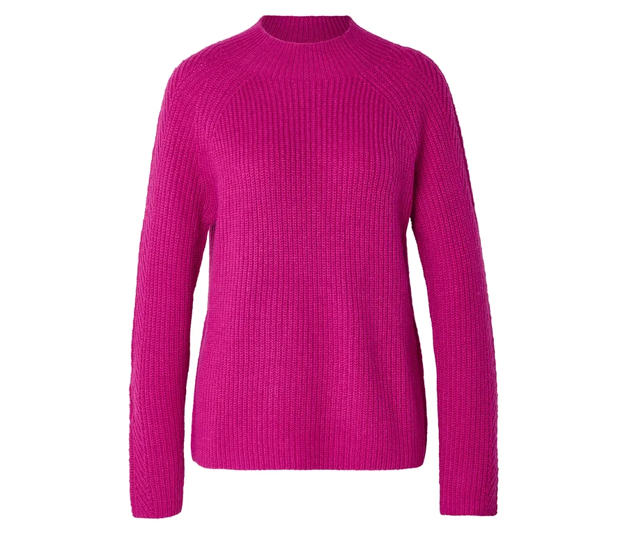 Pinker Grobstrickpullover mit Stehkragen.
