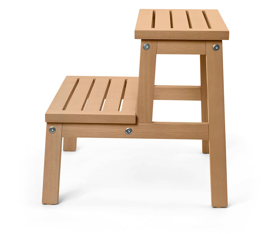 Ein Tritthocker aus hellem Holz mit zwei Stufen steht auf einem weißen Hintergrund.