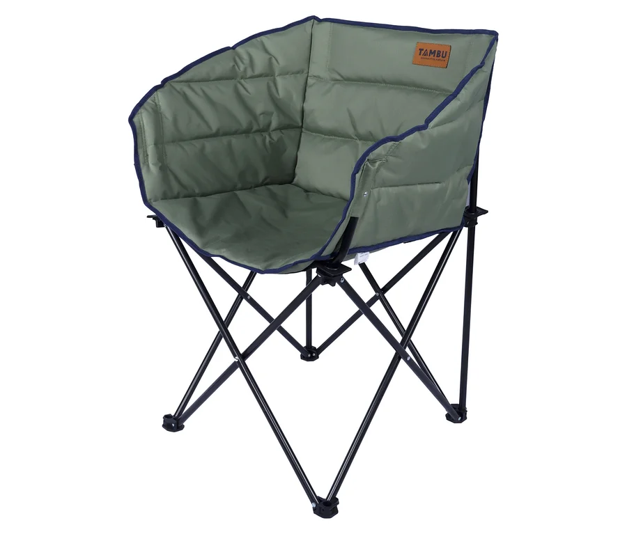 Grüner, gepolsterter Tambu »ASANA« Camping-Faltstuhl mit blauem Rand und schwarzem Metallgestell.