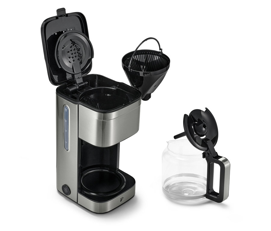 Silberfarbene Kaffeemaschine mit geöffnetem Deckel, Filter und Glaskanne auf weißem Hintergrund.