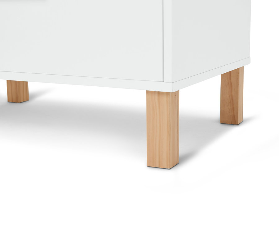 Nahaufnahme eines weißen Schranks mit hellbraunen Holzfüßen.