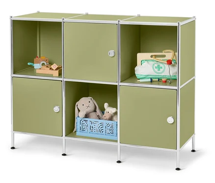 Grünes Regal mit Spielzeug und Kuscheltieren in Fächern.