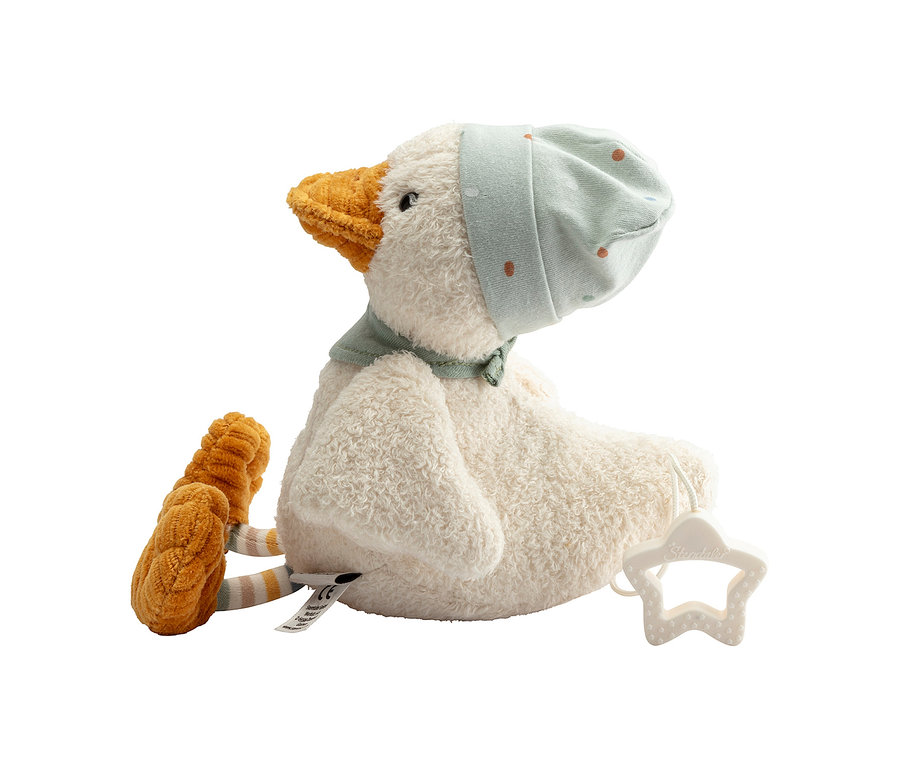 Weißes, flauschiges Enten-Stofftier mit hellblauem gepunktetem Hut, grünem Schal und orangefarbenem Schnabel und Füßen. Ein weißer Stern-Beißring hängt an der Seite.