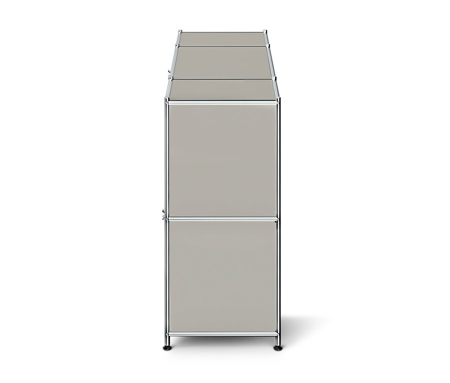 Hoher, schmaler Modulschrank mit hellgrauen Paneelen und Chromrahmen, von oben gesehen.